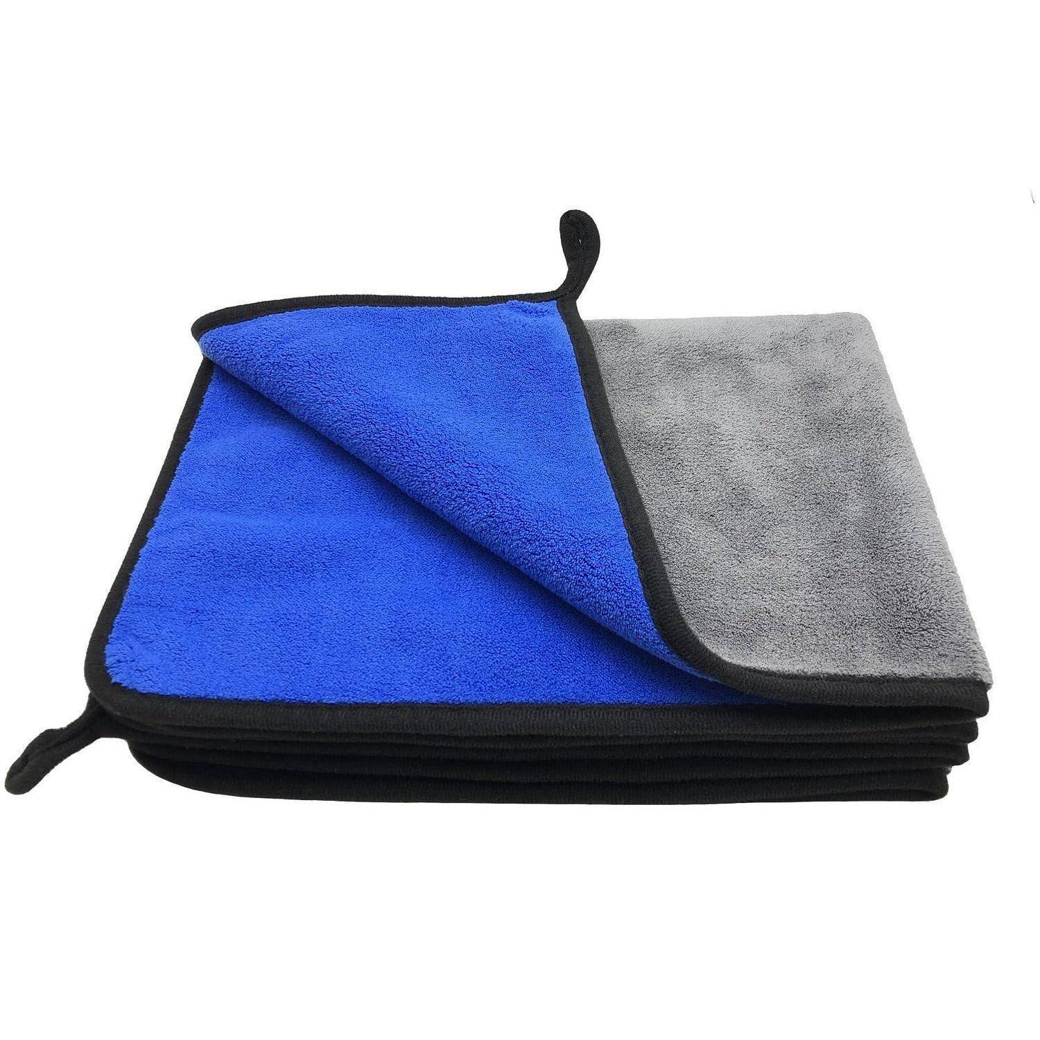 Stapel von Mikrofaser-Reinigungstüchern, blau und grau mit schwarzem Rand, gefaltet auf weißem Hintergrund.