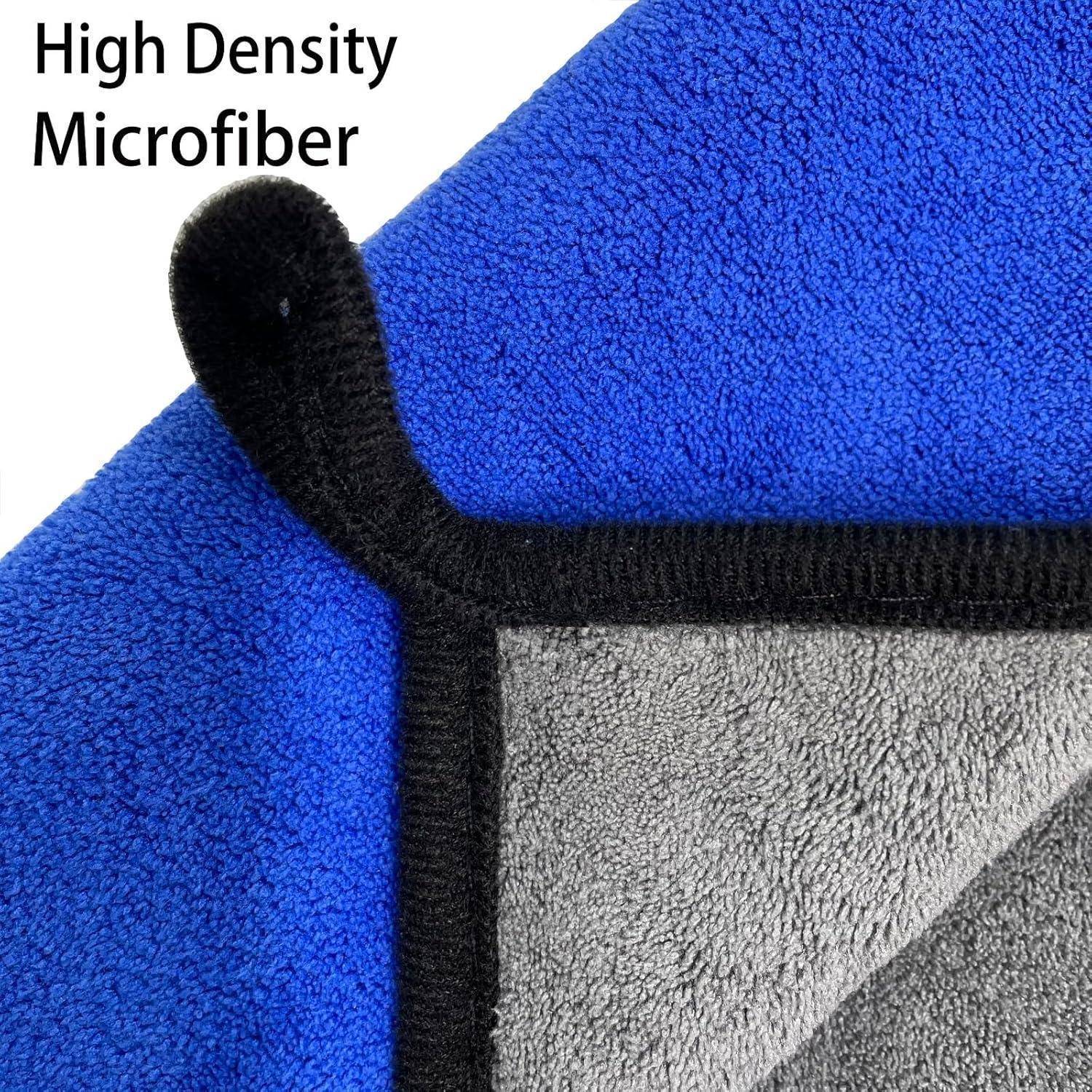 Nahaufnahme eines blau und grau gewebten hochdichten Mikrofasertuchs mit schwarzer Kante, beschriftet mit „High Density Microfiber