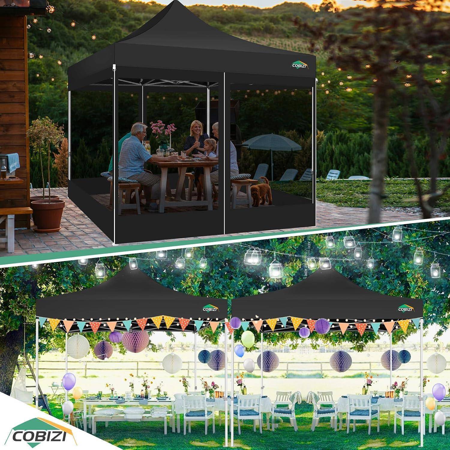 Zwei schwarze Pavillon-Zelte in einem Außengarten: eines schützt einen Familientisch mit Essbereich, das andere ein dekoriertes Partysetup mit Stühlen, Wimpelketten und Laternen.
