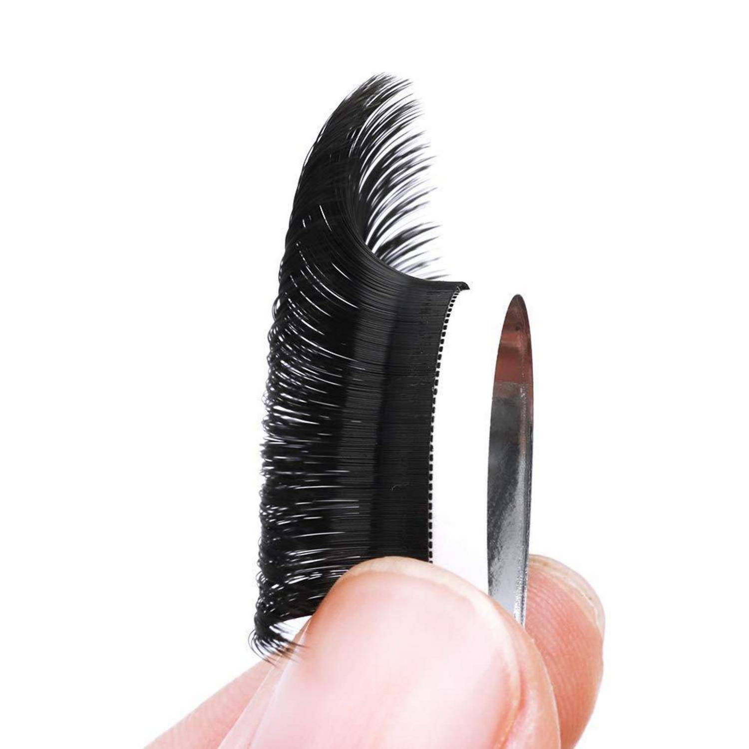 Nahaufnahme einer Hand, die einen künstlichen Wimpernstreifen neben einer Pinzette auf weißem Hintergrund hält.