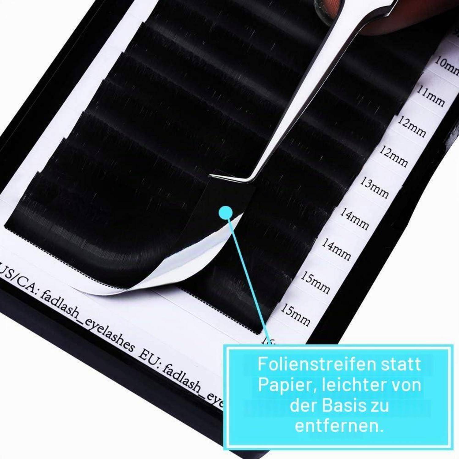 Nahaufnahme von Wimpernverlängerungs-Striplashes mit einer Pinzette, die eine Wimpern von einer flexiblen Folienbeschichtung mit der Aufschrift „Folienstreifen statt Papier, leichter von der Basis zu entfernen