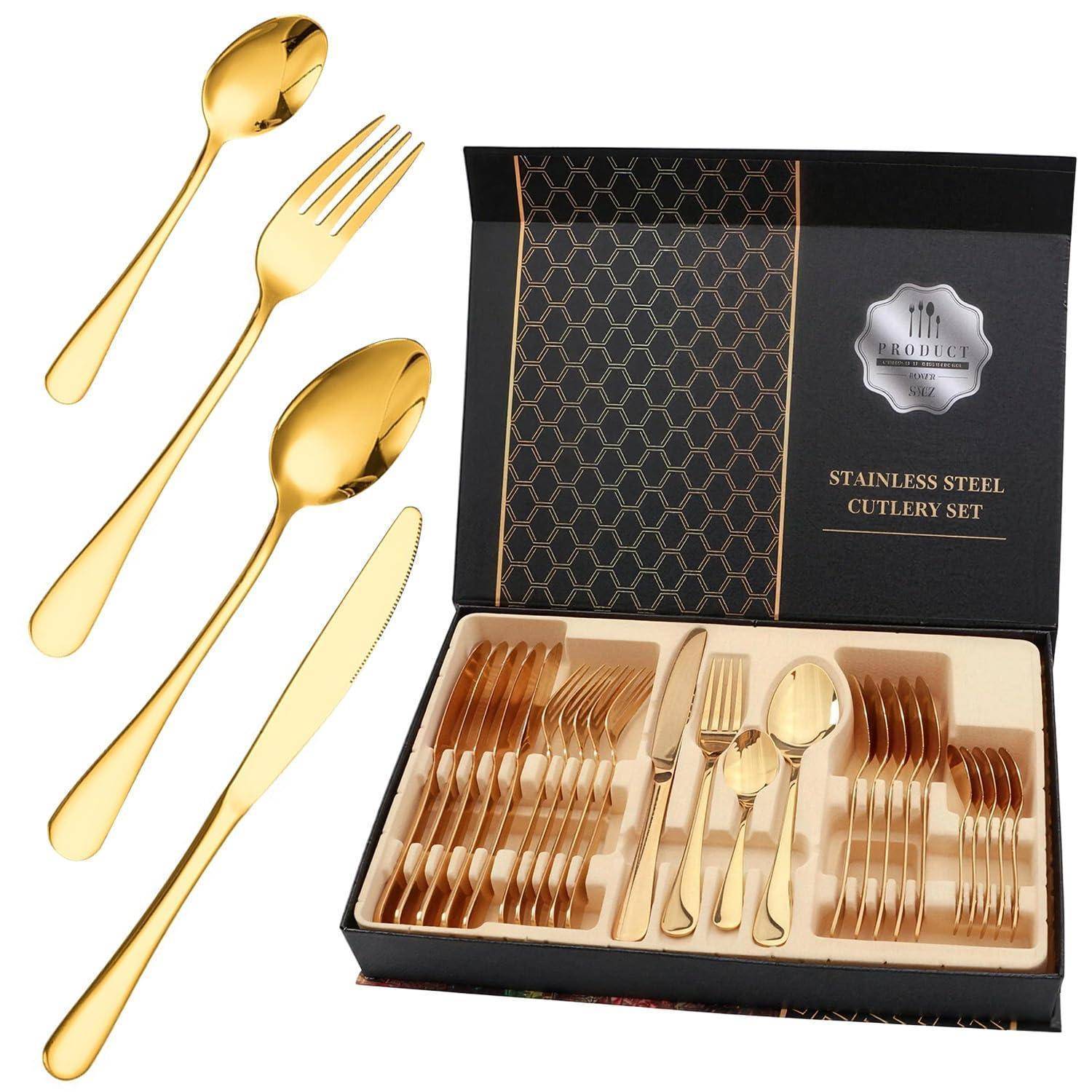 Besteck-Set aus goldenem Edelstahl in einer schwarzen Präsentationsbox, mit passendem Löffel, Gabel und Messer, die daneben ausgestellt sind.