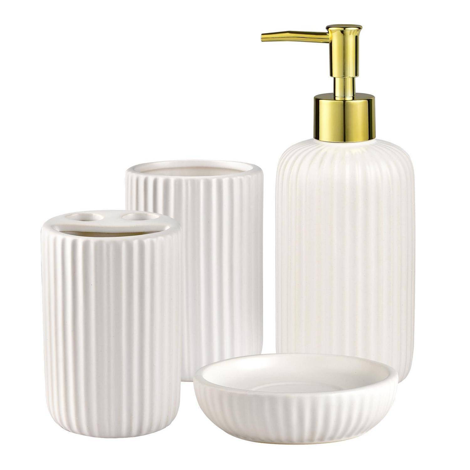 Weiß geripptes Badezimmer-Accessoire-Set: Seifenspender mit goldenem Pumpenspender, Zahnbürstenhalter, Becher und Seifenschale auf weißem Hintergrund.
