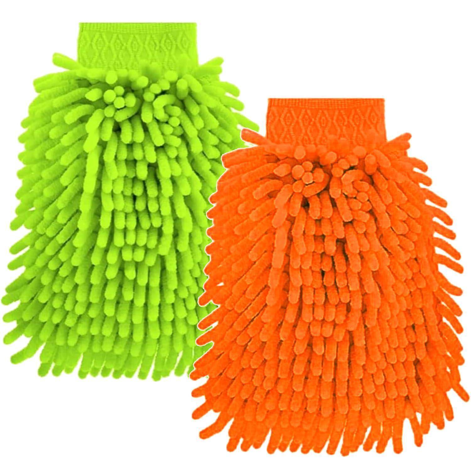 Zwei Mikrofaser-Chenille-Reinigungsfäustlinge, einer in Limette-Grün und einer in Orange, nebeneinander auf weißem Hintergrund abgebildet.