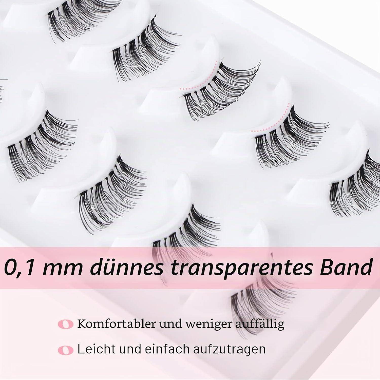 Falsche Wimpernstreifen auf weißen Tabletts mit deutschem Text, der ein 0,1 mm dünnes transparentes Band bewirbt; Behauptungen bezüglich Komfort, weniger Sichtbarkeit und einfache Anwendung.