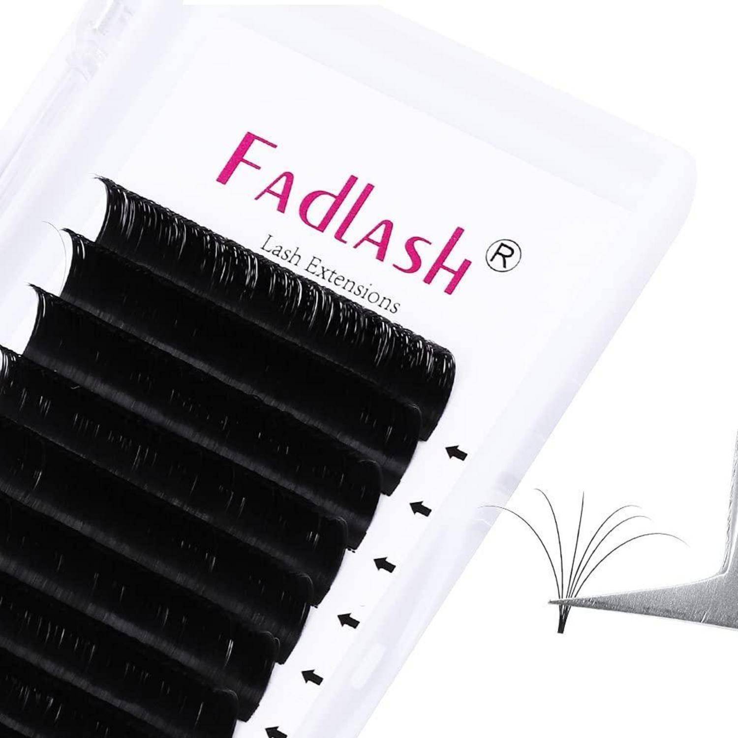 Nahaufnahme einer Fadlash-Wimpernverlängerungspackung mit schwarzen Wimpernstreifen und einer Pinzette, die eine einzelne Wimpernverlängerung auf der rechten Seite anbringt.
