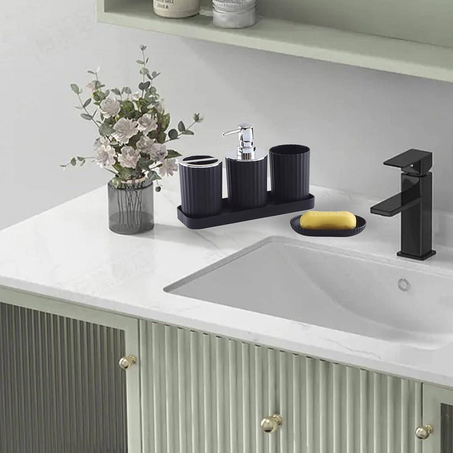 Modernes Badezimmerbecken mit schwarzem Wasserhahn und Arbeitsplatzorganizer, mit einer Blumenvase und einer Seifenschale auf einem weißen Waschtisch.