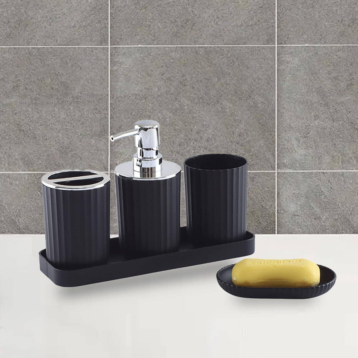 Schwarze Badezimmer-Arbeitsplattenserie mit Seifenspender, Zahnbürstenhalter, Becher und Seifenschale, die einen gelben Seifenriegel hält.