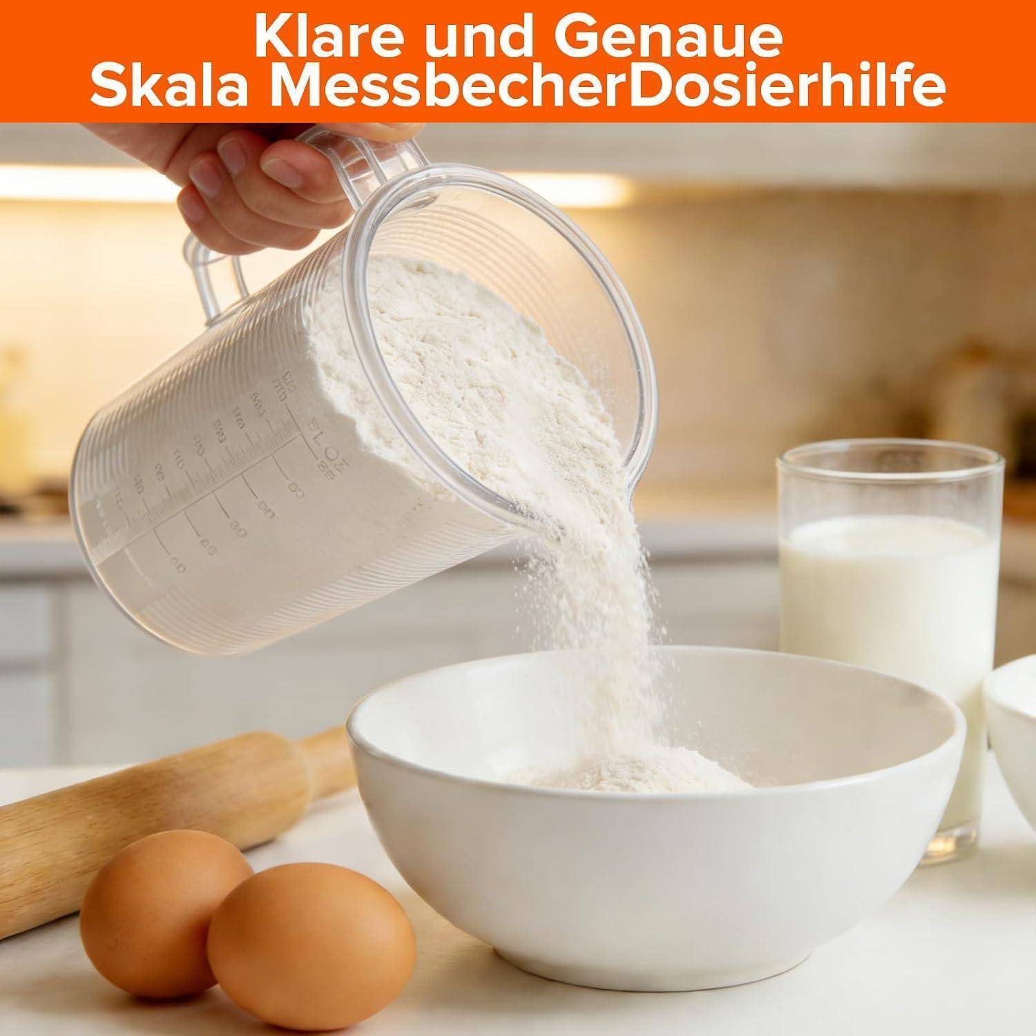 Eine Hand gießt Mehl aus einem Messbechern in eine Rührschüssel neben Eiern, einem Nudelholz und einem Glas Milch; der Text lautet „Klare und Genaue Skala Messbecher Dosierhilfe