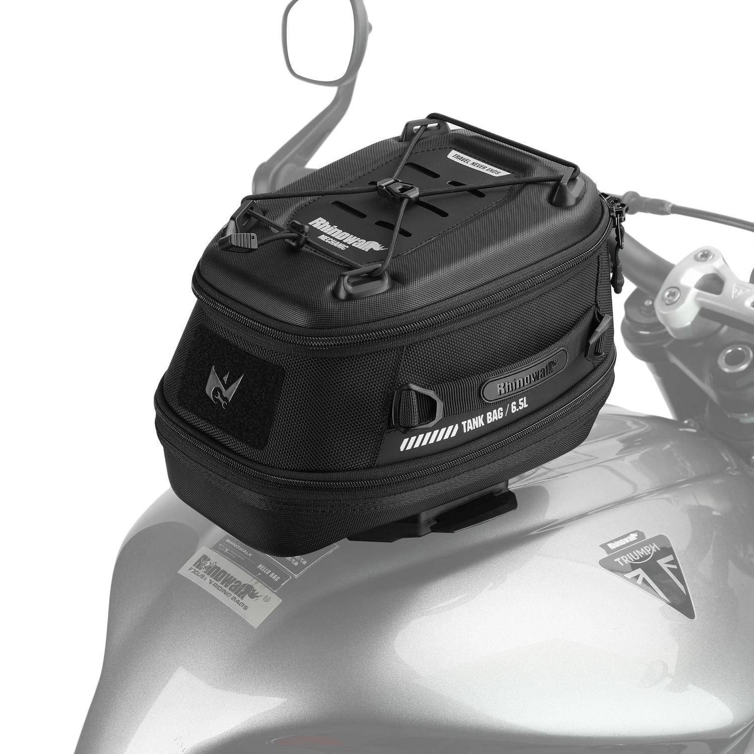 Schwarze Motorrad-Tankrucksack an einem Triumph-Kraftstofftank befestigt, mit Reißverschluss-Oberseite und Seitentaschen.