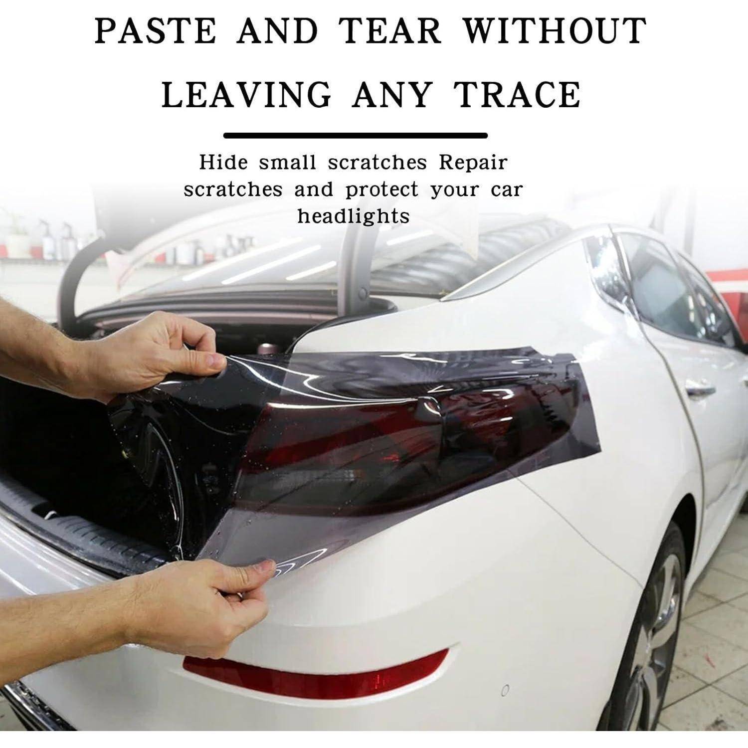 Hände bringen einen transparenten Schutzfilm auf einem Auto-Rücklicht an; Text besagt „AUFKLEBEN UND ABZIEHEN OHNE SPUREN ZU HINTERLASSEN" und „Kleine Kratzer verbergen Kratzer reparieren und Ihre Autokopflichter schützen"".