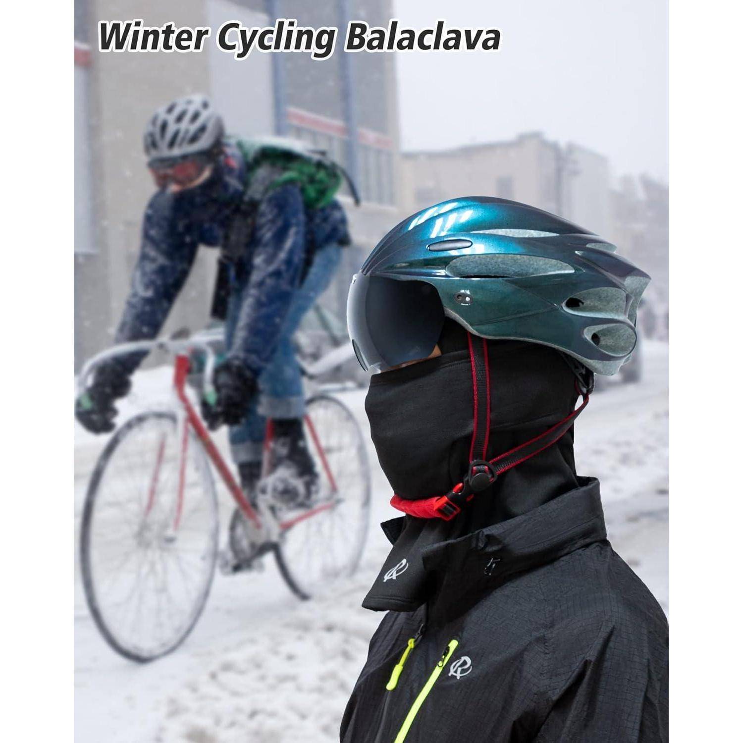 Person trägt einen Winter-Radsport-Sturmhaube, Helm und Jacke bei Schneefall, mit einem weiteren Radfahrer im Hintergrund; Text liest „Winter Cycling Balaclava".