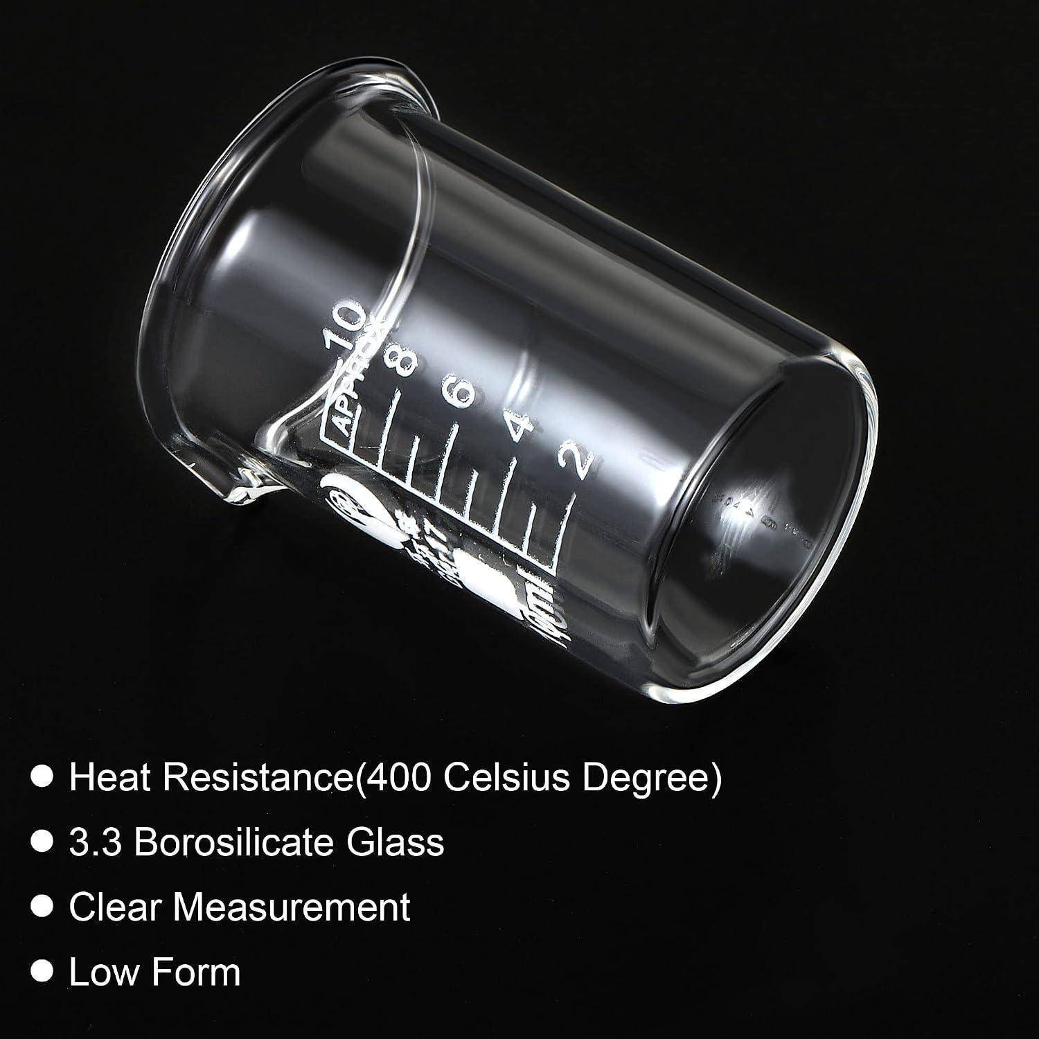 Geneigtes klares Borosilika-Messbecherglas mit Graduierungsmarkierungen; der Text hebt Wärmebeständigkeit bis 400°C, klare Messung und niedrige Form hervor.