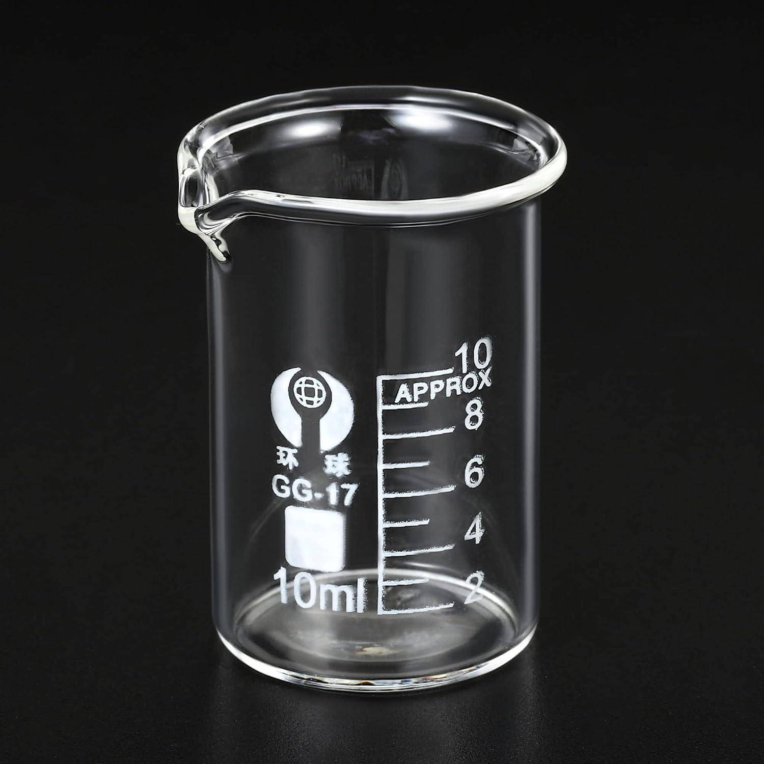 Kleines durchsichtiges Laborglas-Becherglas mit Beschriftung 10 ml mit ungefähren Volumenmarkierungen bis 10, auf dunklem Hintergrund dargestellt.