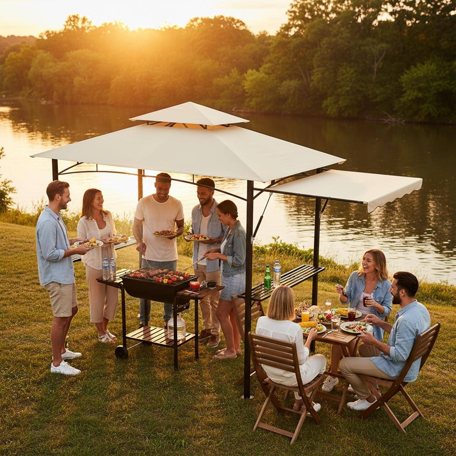 Freunde teilen ein Sonnenuntergangs-Lakeside-Barbecue, mit Menschen, die um einen Grill und einen Picknicktisch unter einem großen Regenschirm stehen und sitzen.