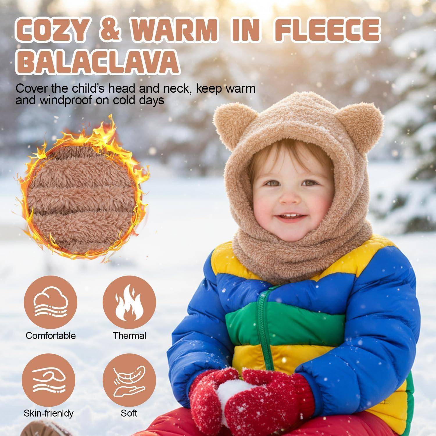Kind in einer Fleece-Sturmhaube mit Bärenohren und Wintermantel in einer verschneiten Szene; der Text sagt „GEMÜTLICH & WARM IN FLEECE-STURMHAUBE