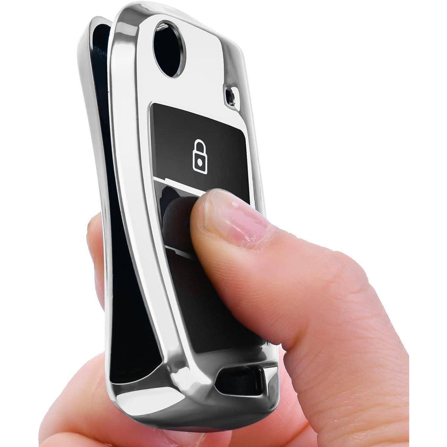 Nahaufnahme einer Hand, die einen schwarzen Knopf auf einer silbernen schlüssellosen Autofernbedienung mit einem Schlosssymbol drückt.