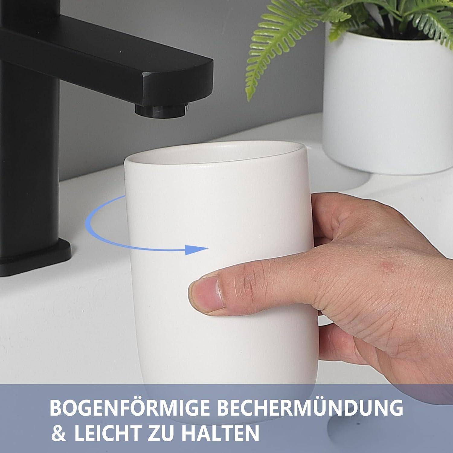 Hand hält eine weiße Tasse unter einem Wasserhahn, mit gekrümmtem Pfeil, der die leicht zu greifende Form der Tasse anzeigt; deutscher Text lautet „Bogenförmige Bechermündung & leicht zu halten