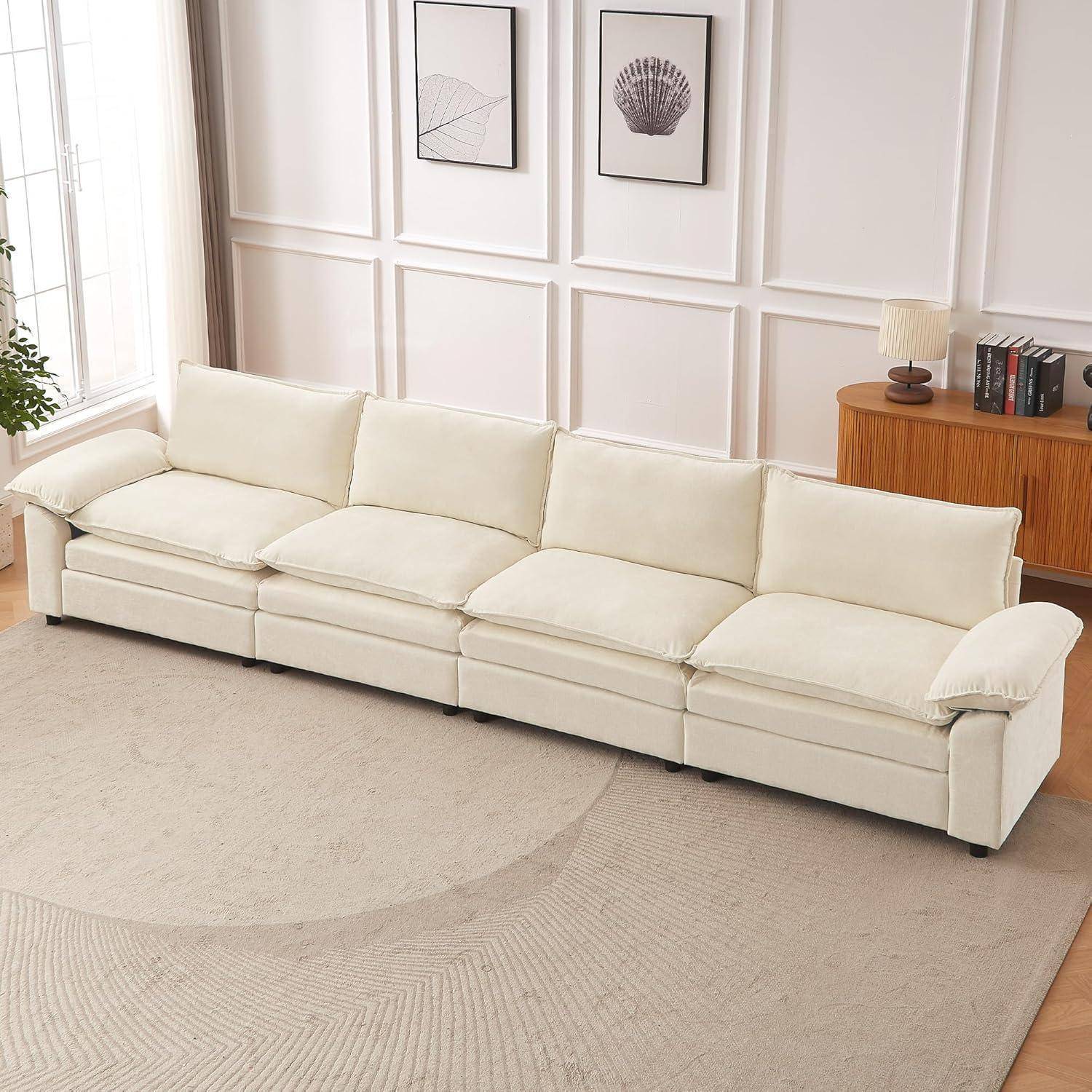 Cremefarbenes Ecksofa in einem hellen Wohnzimmer, gezeigt vor einer getäfelten Wand mit Bilderrahmen und einem hölzernen Sideboard.
