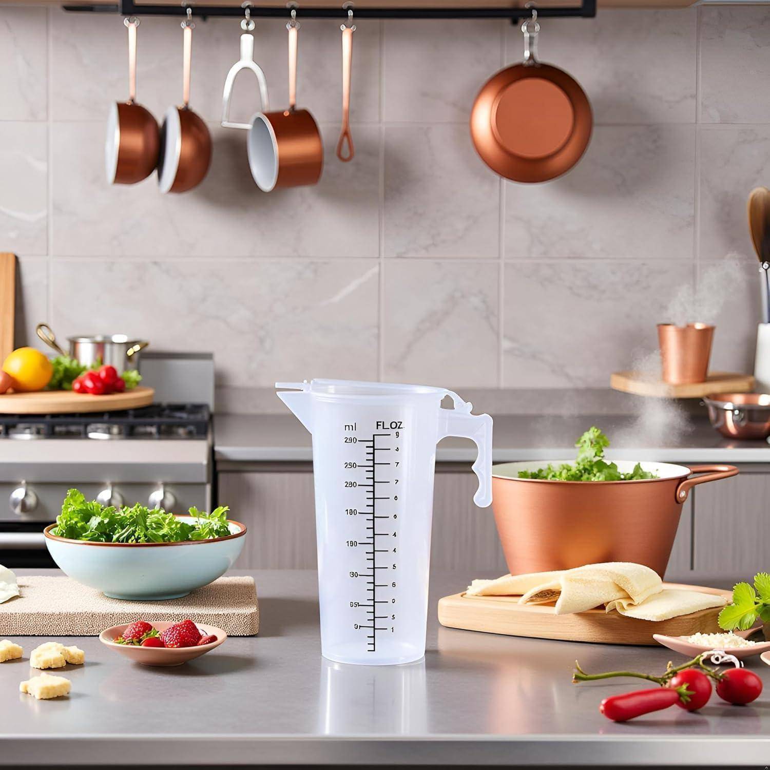 Kupferkochgeschirr in einer modernen Küche mit einem transparenten Messbehälter, Schüsseln mit Salat, Gemüse und Lebensmittelzubereitungsartikeln auf der Arbeitsfläche.