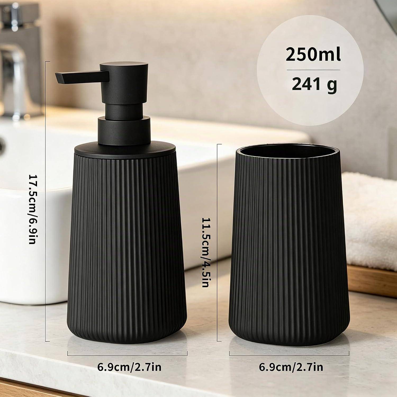 Schwarzer gerippter Seifenspender und passendes Becher, gekennzeichnet mit 250 ml/241 g; Spender ist 17,5 cm hoch, beide 6,9 cm breit.
