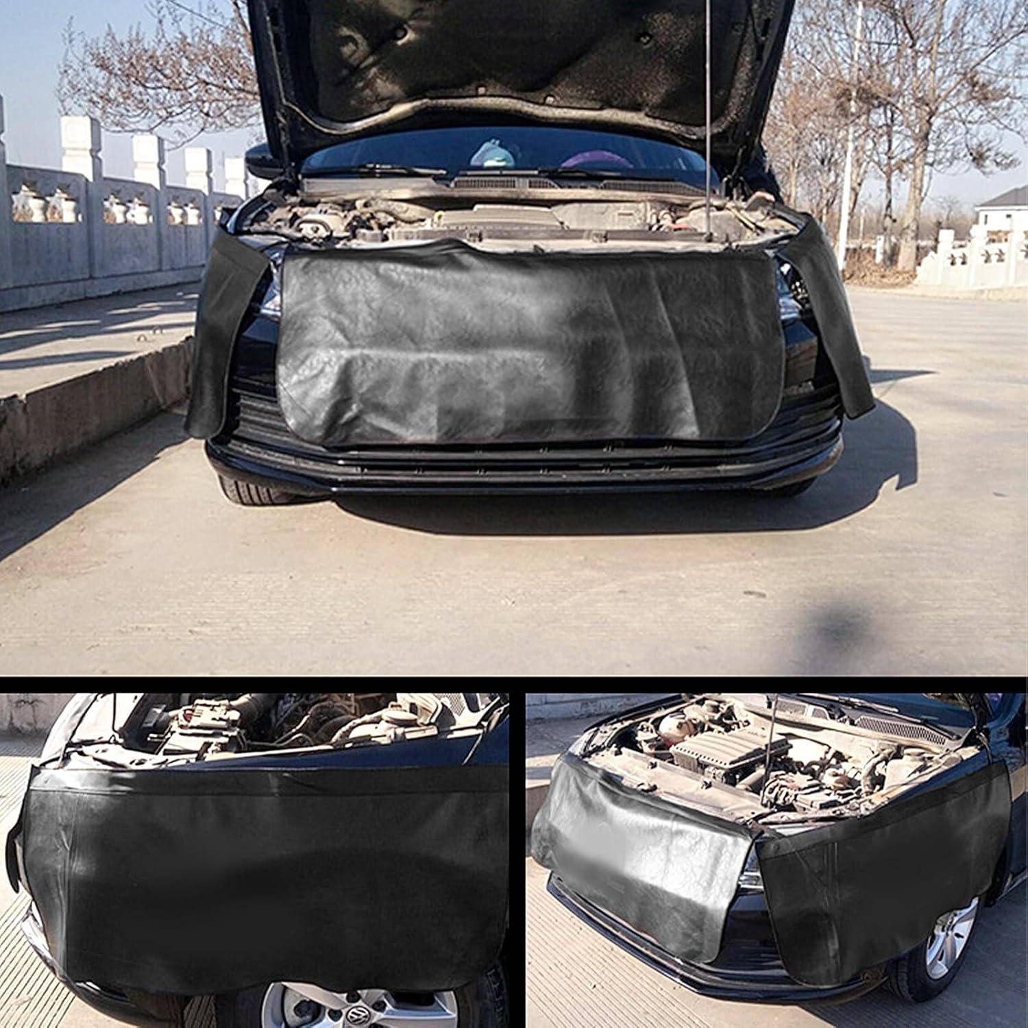 Auto mit offener Motorhaube, das eine schwarze Schutzabdeckung zeigt, die über die vordere Stoßstange und den offenen Motorraum auf einer Einfahrt drapiert ist.