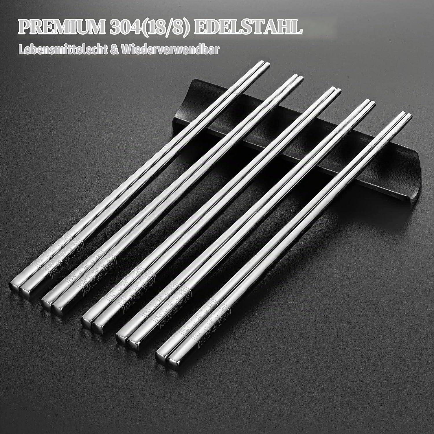 Fünf wiederverwendbare Edelstahltrinkhalme aus Edelstahl mit einem schwarzen Reinigungsbürstenbehälter auf dunklem Hintergrund, mit der Bezeichnung „PREMIUM 304(18/8) EDELSTAHL