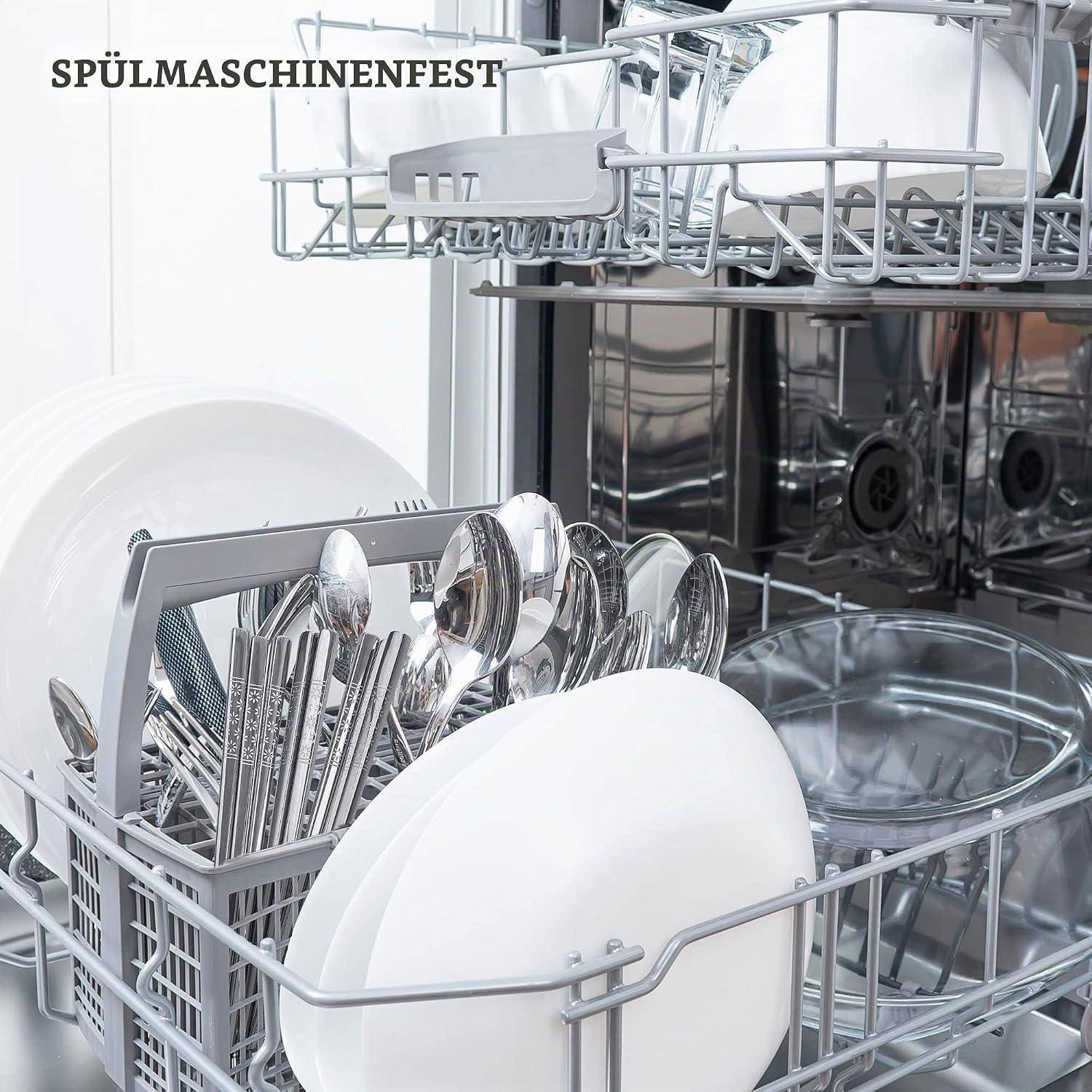 Geöffnete Spülmaschine mit Tellern, Besteck und Glaswaren gefüllt; Text liest sich als „SPÜLMASCHINENFEST