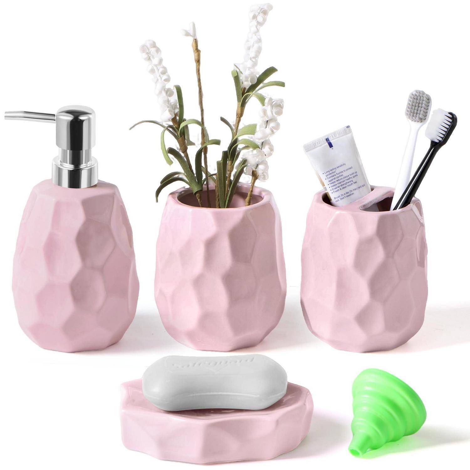 Rosa facettiertes Badezimmerzubehör-Set: Seifenspender, Zahnbürstenhalter mit Zahnbürsten, Blumentopf, Seifenschale und grüner Silikonbecher/Trichter.