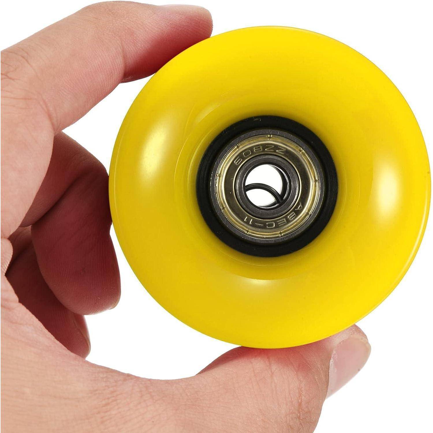 Nahaufnahme einer Hand, die ein leuchtendes gelbes Skateboard-Rad mit einem sichtbaren Metallkugellager auf weißem Hintergrund hält.