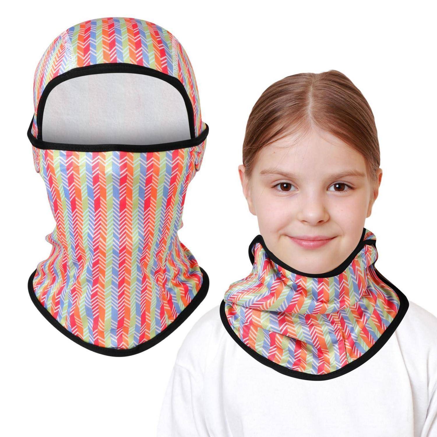 Mädchen, das eine bunte gemusterte Sonnen-Gesichts- und Nackenbedeckung trägt, mit der passenden Maske, die neben ihr gezeigt wird.