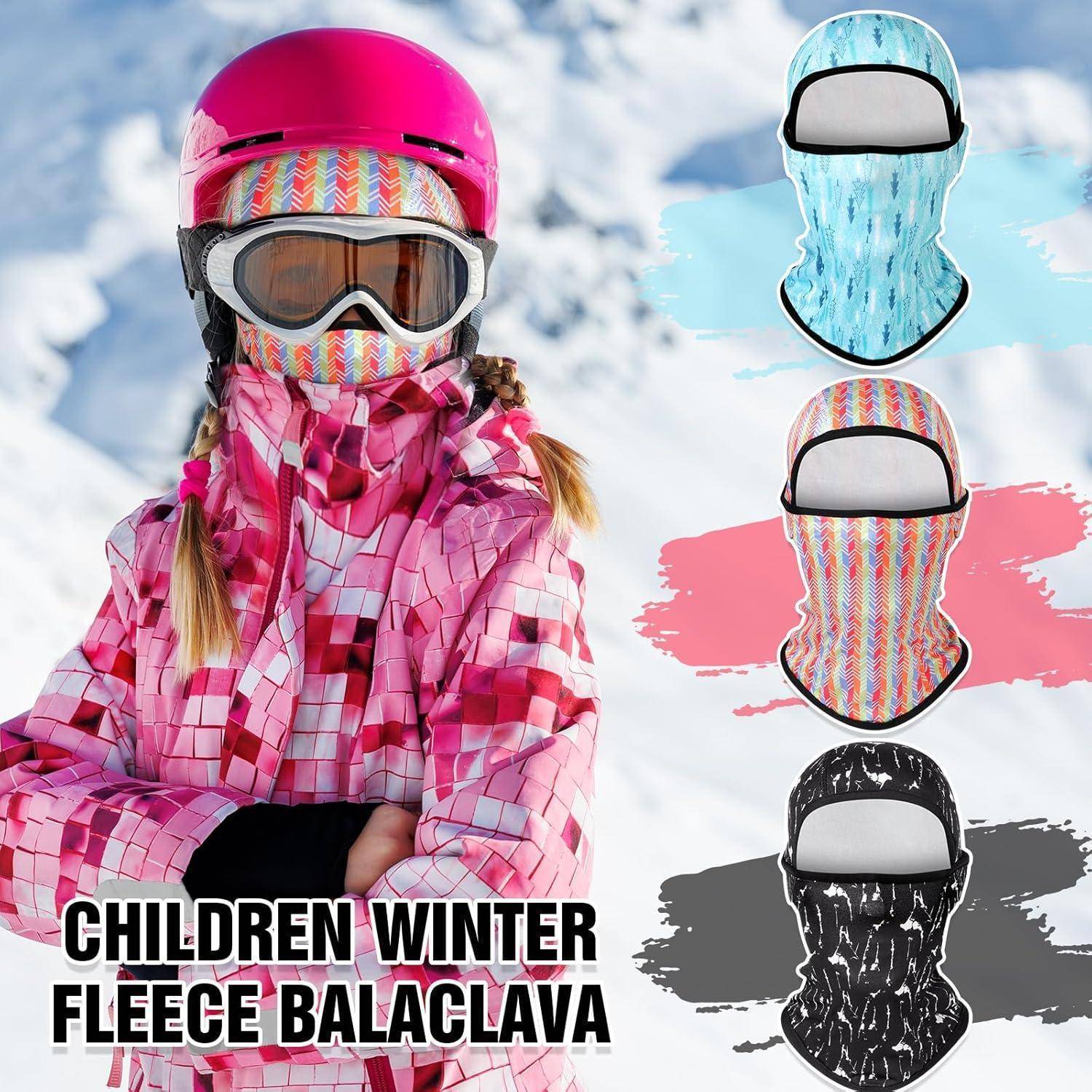 Kind in rosa Winterski-Ausrüstung mit Schutzbrille und Fleece-Sturmhaube; drei Sturmhaube-Farboptionen mit dem Text „KINDER WINTER FLEECE STURMHAUBE".