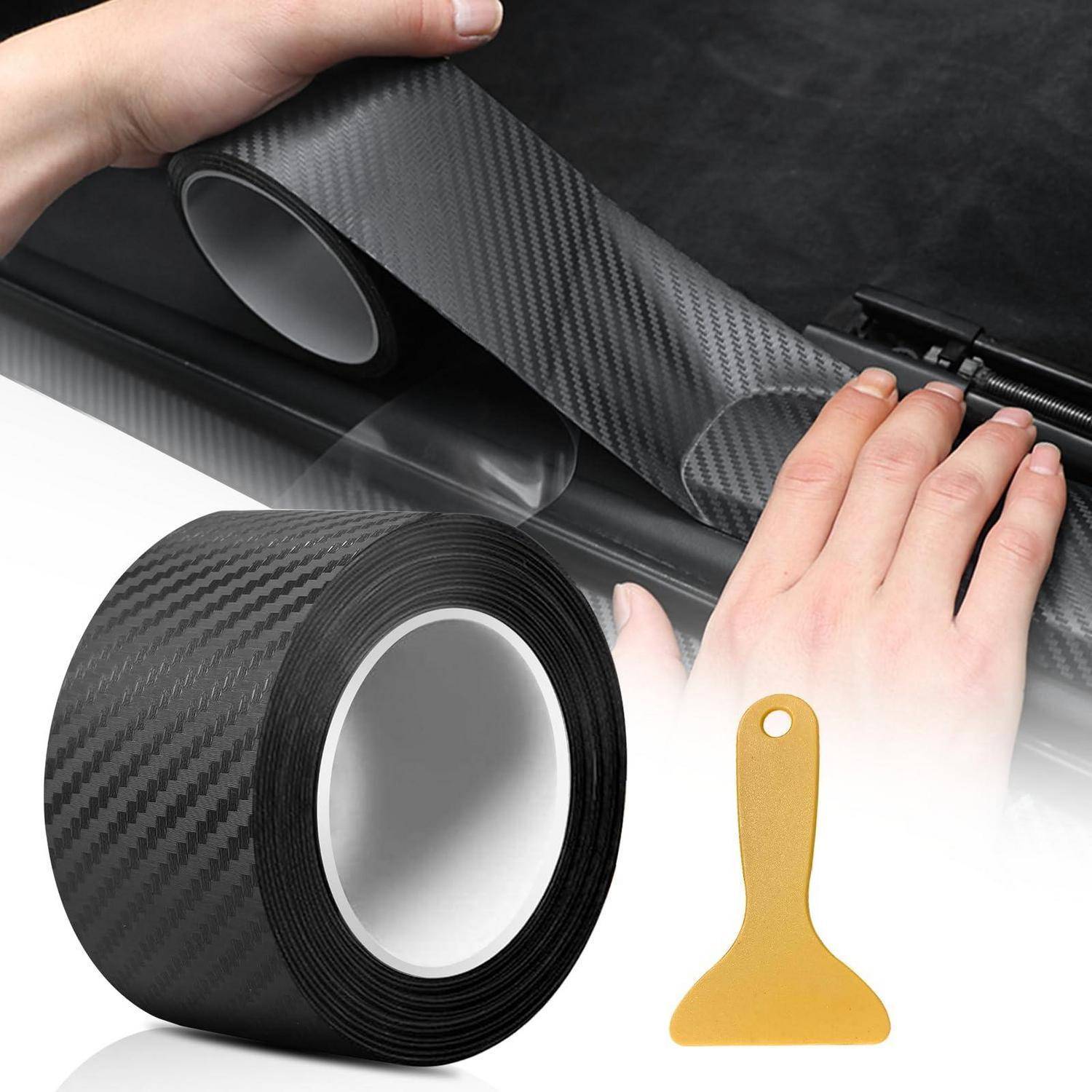 Hände, die eine Kohlefaser-Vinyl-Folie auf eine Autofläche auftragen, mit einer Rolle Folie und einem Rakel-Werkzeug, das für die Installation gezeigt wird.