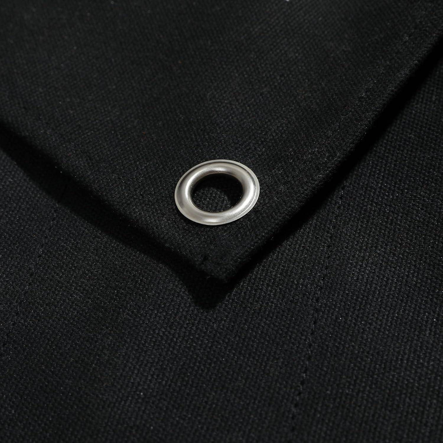 Nahaufnahme einer schwarzen Stoffecke mit einer silbernen Metallöse oder einem Ösenring.