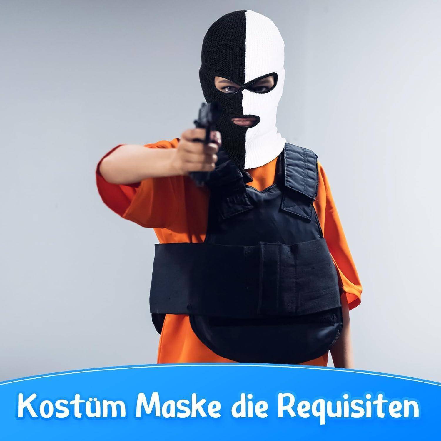 Kind in einer schwarzweißen Skimütze und Weste zeigt eine Spielzeugpistole zur Kamera; der deutsche Text lautet „Kostüm Maske die Requisiten
