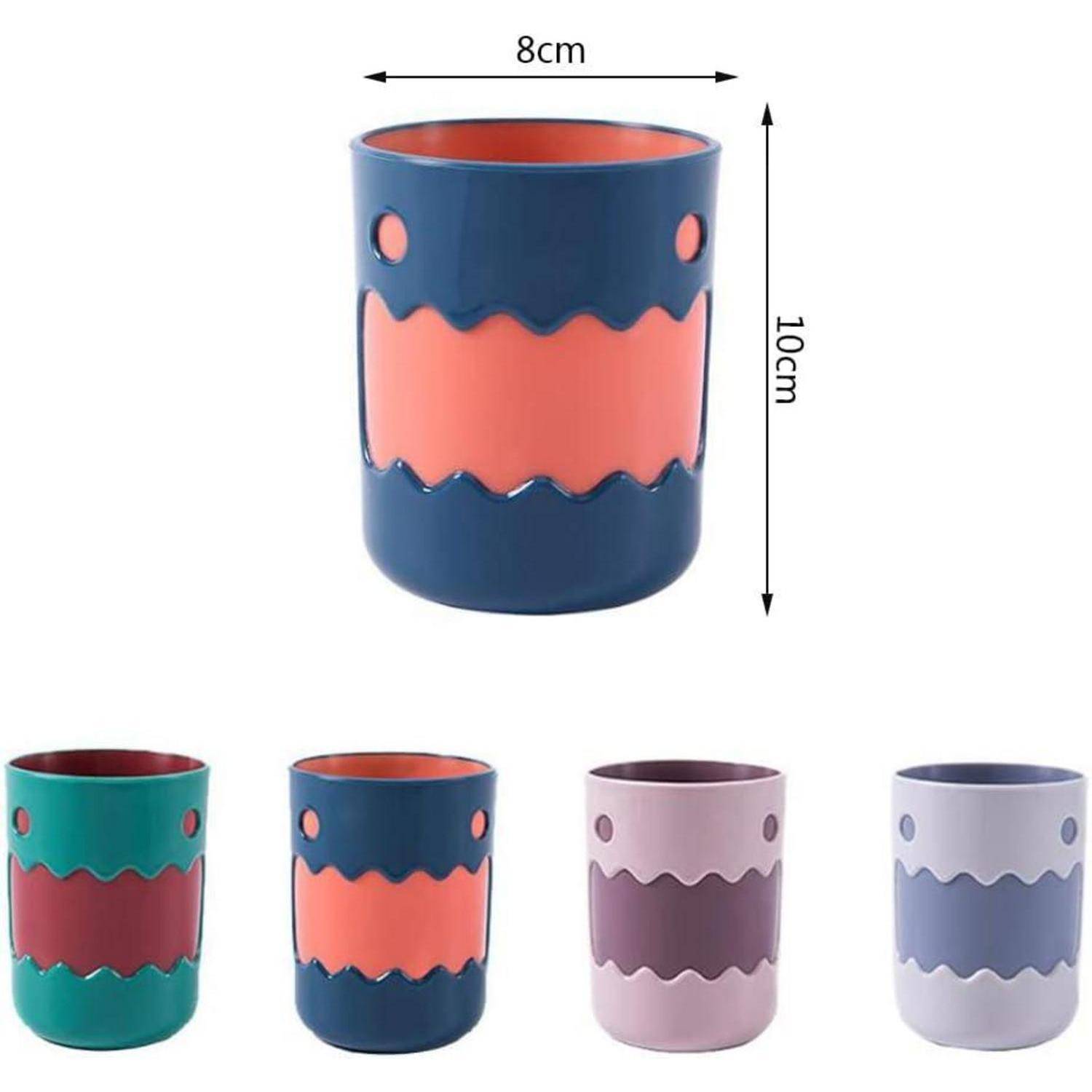 Produktbild einer Keramiktasse mit gewelltem Rand, dargestellt mit 8 cm Breite und 10 cm Höhe, mit vier Farbvarianten, die darunter angezeigt werden.