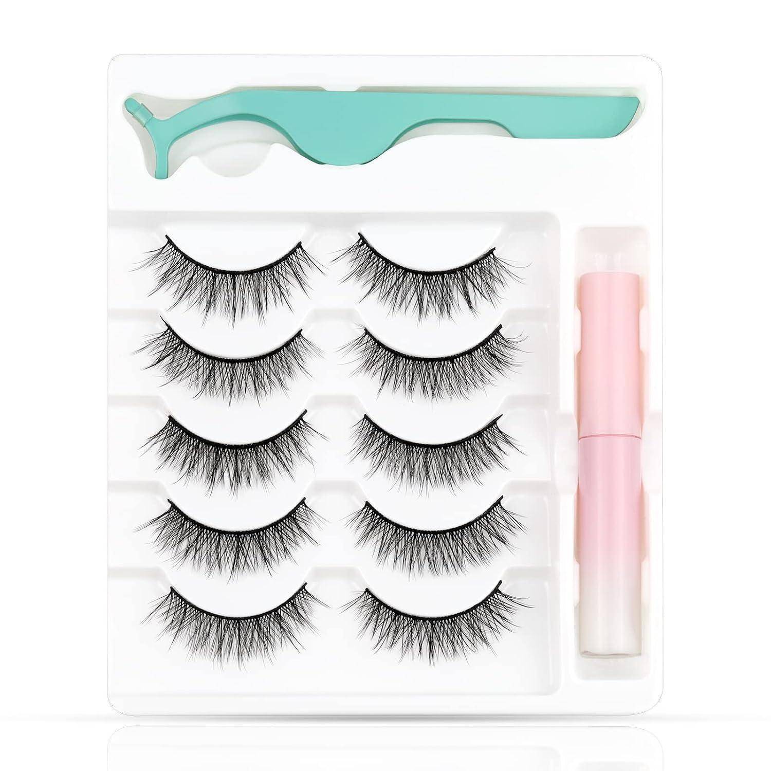Falschwimpern-Set mit fünf Paar Wimpern in einem Tablett, plus mintgrünem Applikator und rosa Leimtube.