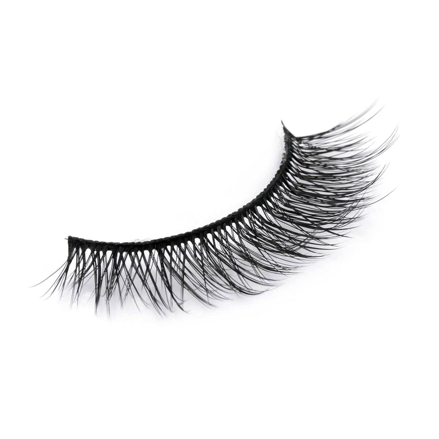 Ein einzelner schwarzer falscher Wimpernstreifen auf weißem Hintergrund, gekrümmt mit langen, luftigen Wimpern.