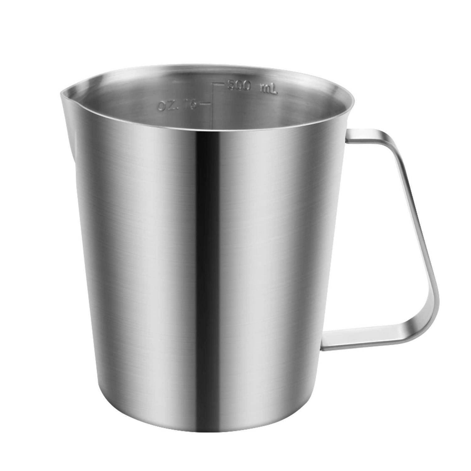 Messbecher aus Edelstahl mit Griff, gekennzeichnet mit Unzen- und Milliliter-Messungen, auf weißem Hintergrund dargestellt.