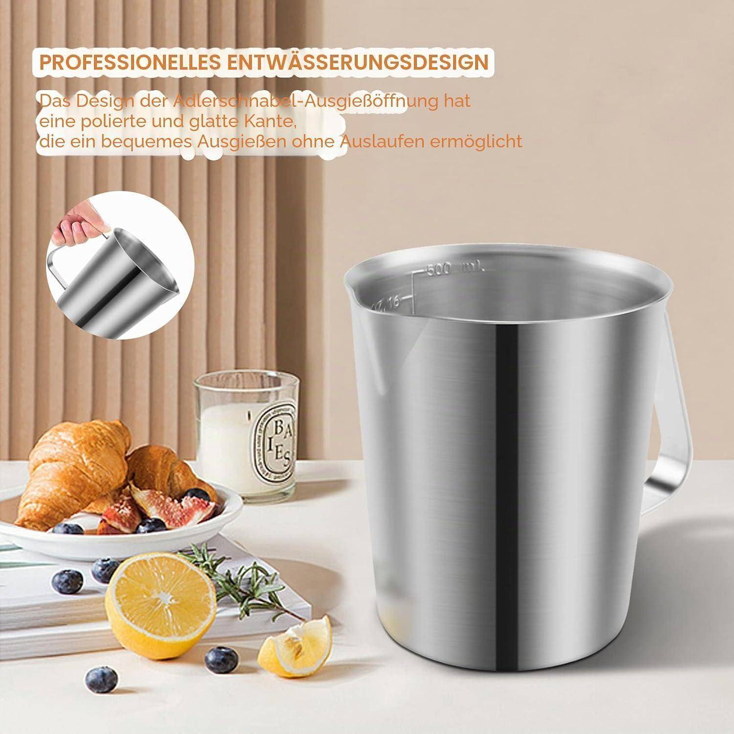 Messbecher aus Edelstahl mit Ausgießlippe und Griff, abgebildet mit Lebensmitteln auf einem Tisch; deutscher Text hebt sein tropfenfreies Ablaufdesign hervor.