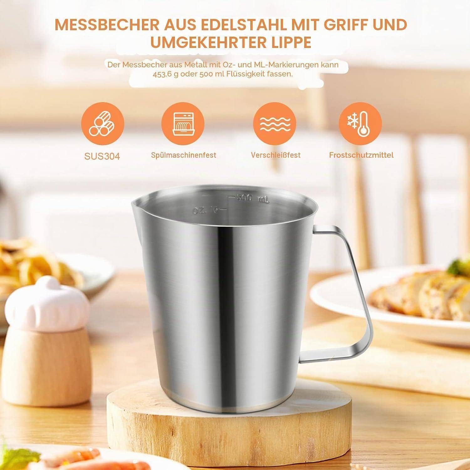 Edelstahlmessbecher mit Griff und umgestülpter Lippe, auf einer Holzunterlage dargestellt; der Text besagt, dass er 453,6 oder 500 ml fasst und spülmaschinenfest, langlebig und frostbeständig ist.