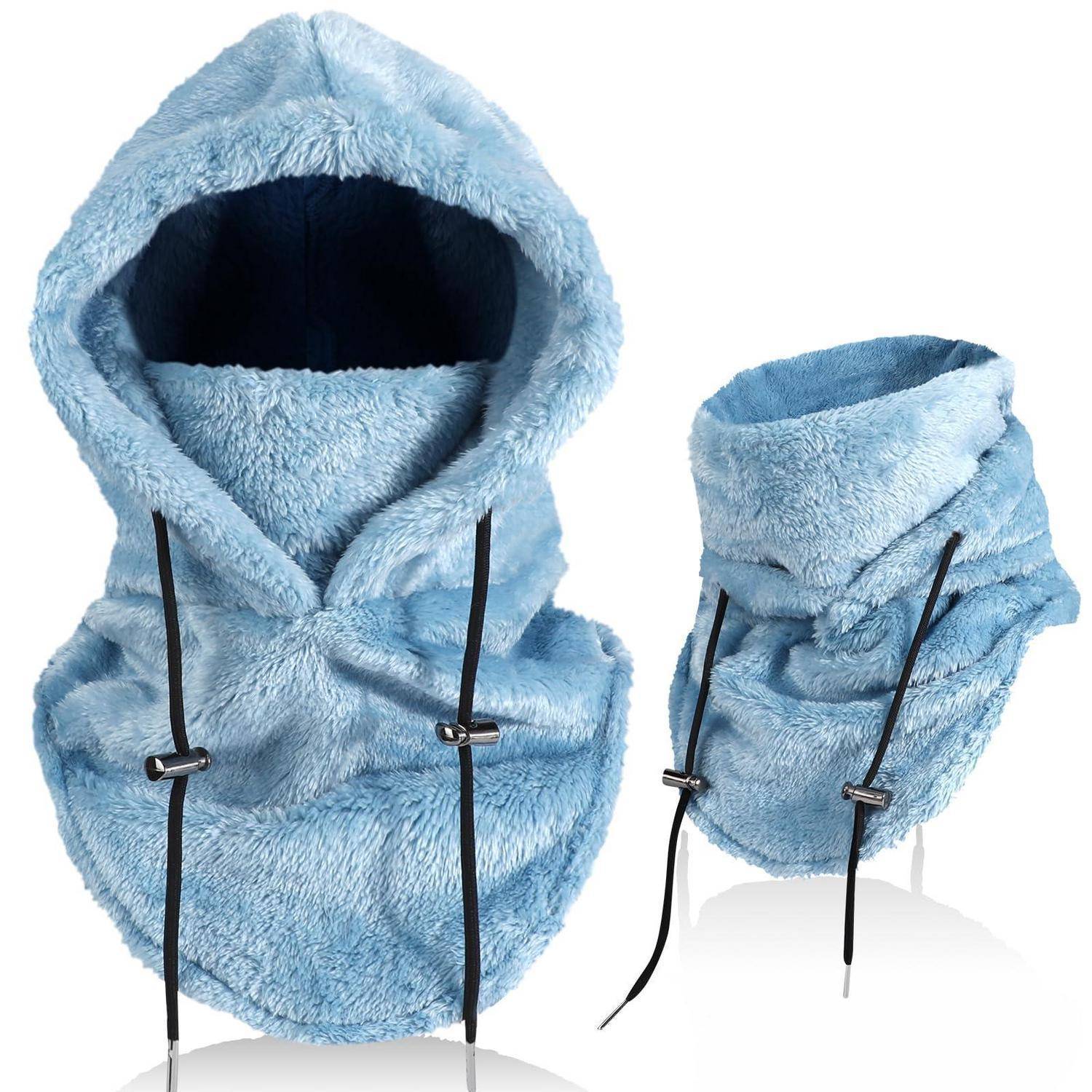 Hellblauer flauschiger Kapuzenschal von vorne und von der Seite gezeigt, mit schwarzen Zugbändern und einem weichen, übergroßen Winterdesign.