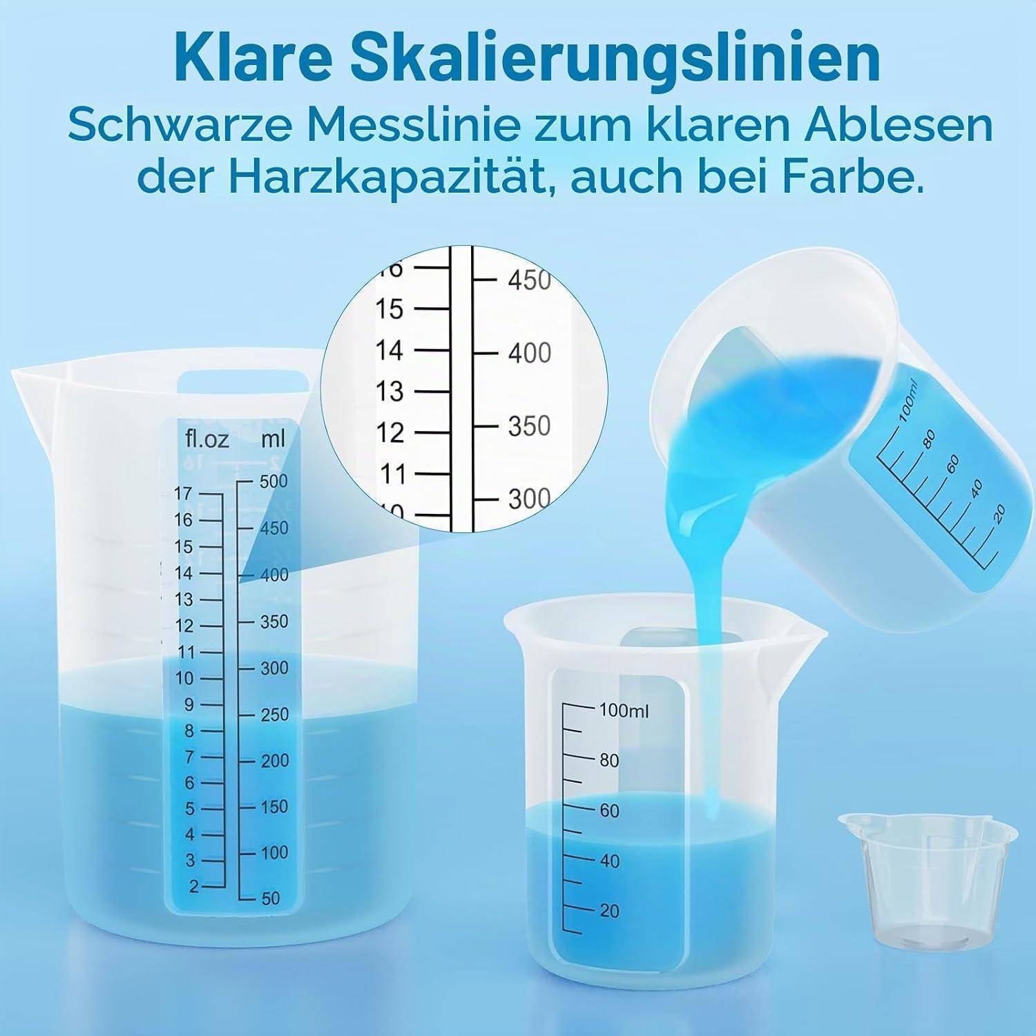 Deutsches Produktbild von transparenten Messbechern mit schwarzen Volumenmarkierungslinien und einem vergrößerten Ausschnitt der Skala, der das einfache Ablesen auch mit farbiger Flüssigkeit zeigt.
