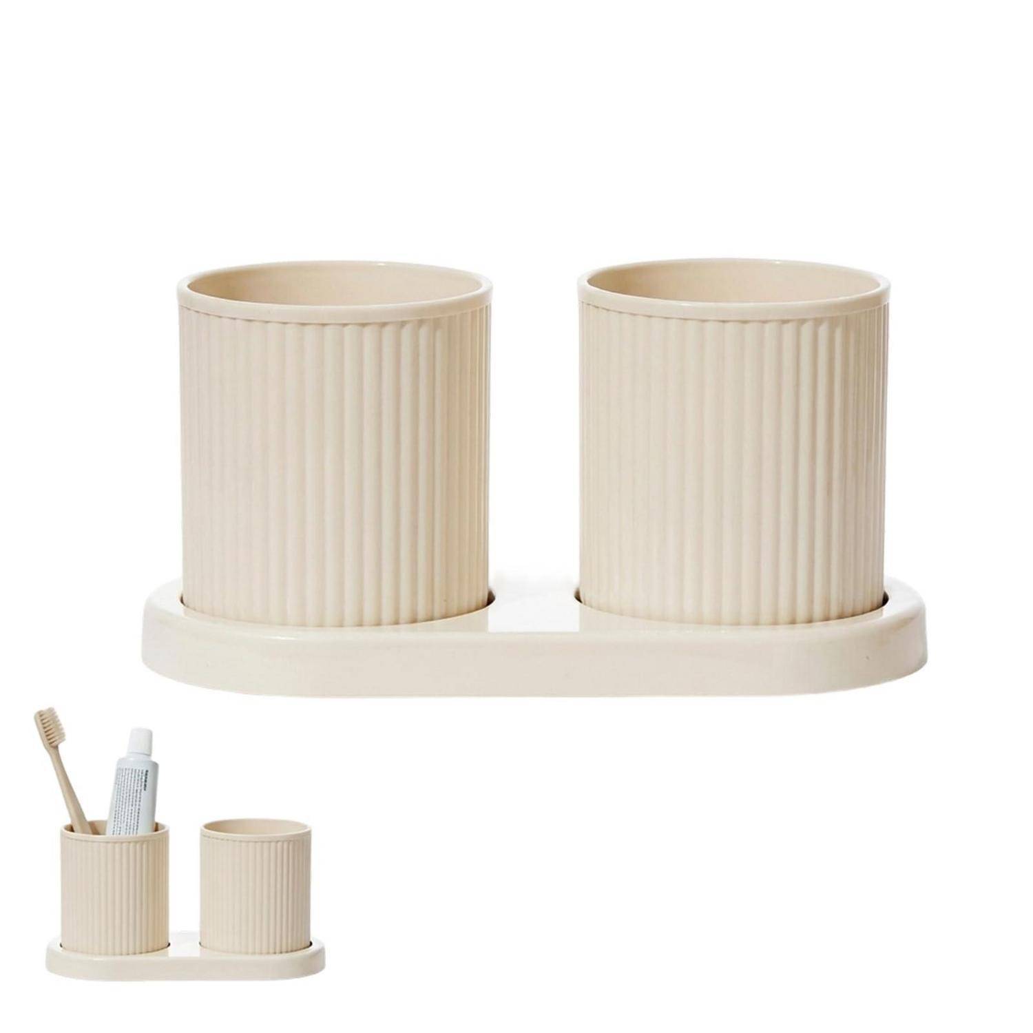 Beige Wellpappe-Badezimmer-Arbeitsplatte-Organizer mit zwei zylindrischen Bechern auf einem Sockel, in Originalgröße und kleiner Ausführung mit eingesetzter Zahnbürste und Tube dargestellt.