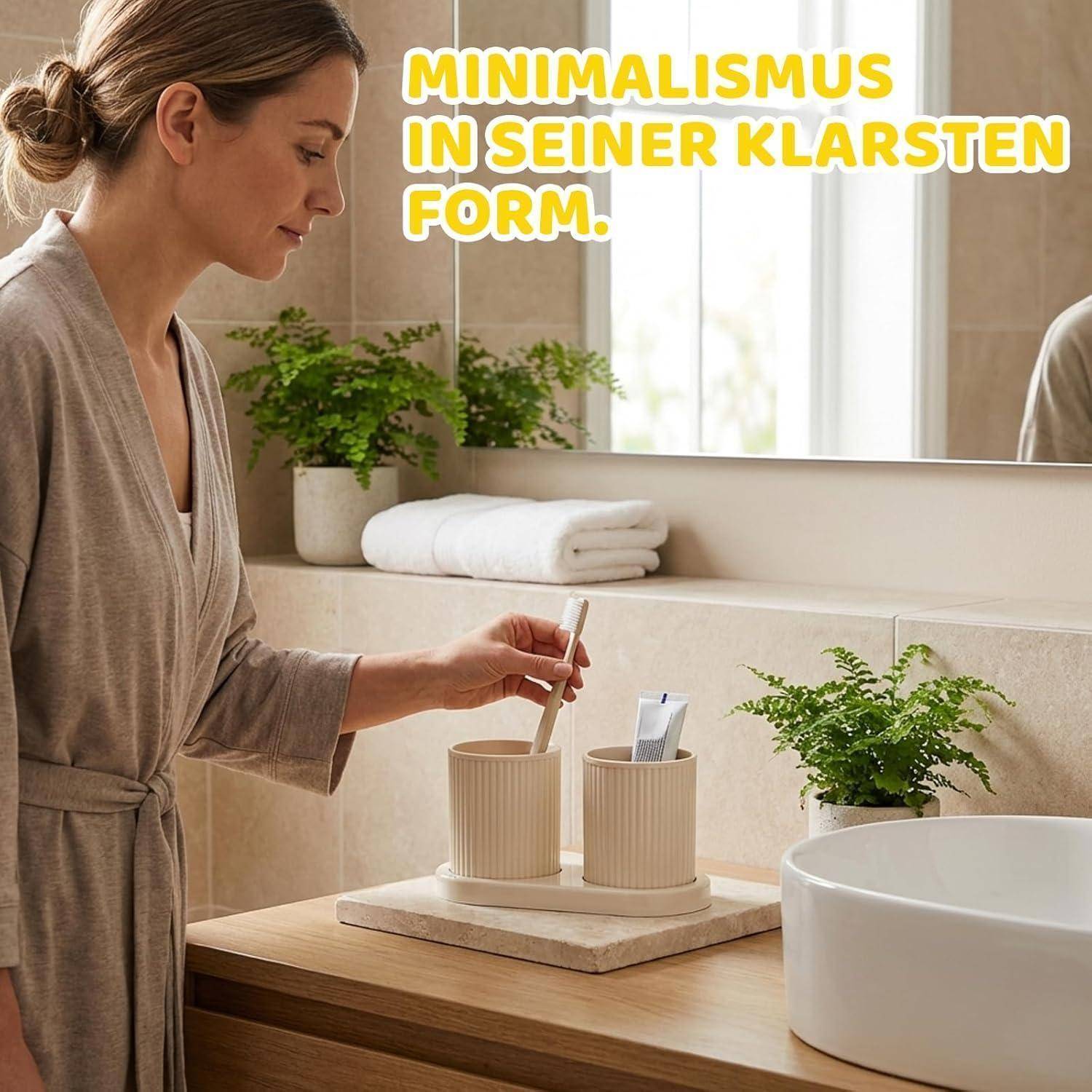 Frau in einem beigen Bademantel arrangiert minimalistische Badezimmeraccessoires auf einem Holzwaschbecken; der Text lautet „MINIMALISMUS IN SEINER KLARSTEN FORM.