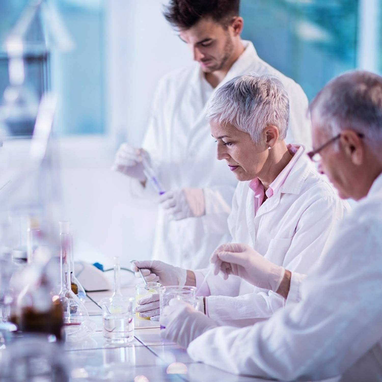 Wissenschaftler in weißen Laborkitteln und Handschuhen führen ein Laborexperiment an einer Werkbank mit Glasgeräten und Proben durch.