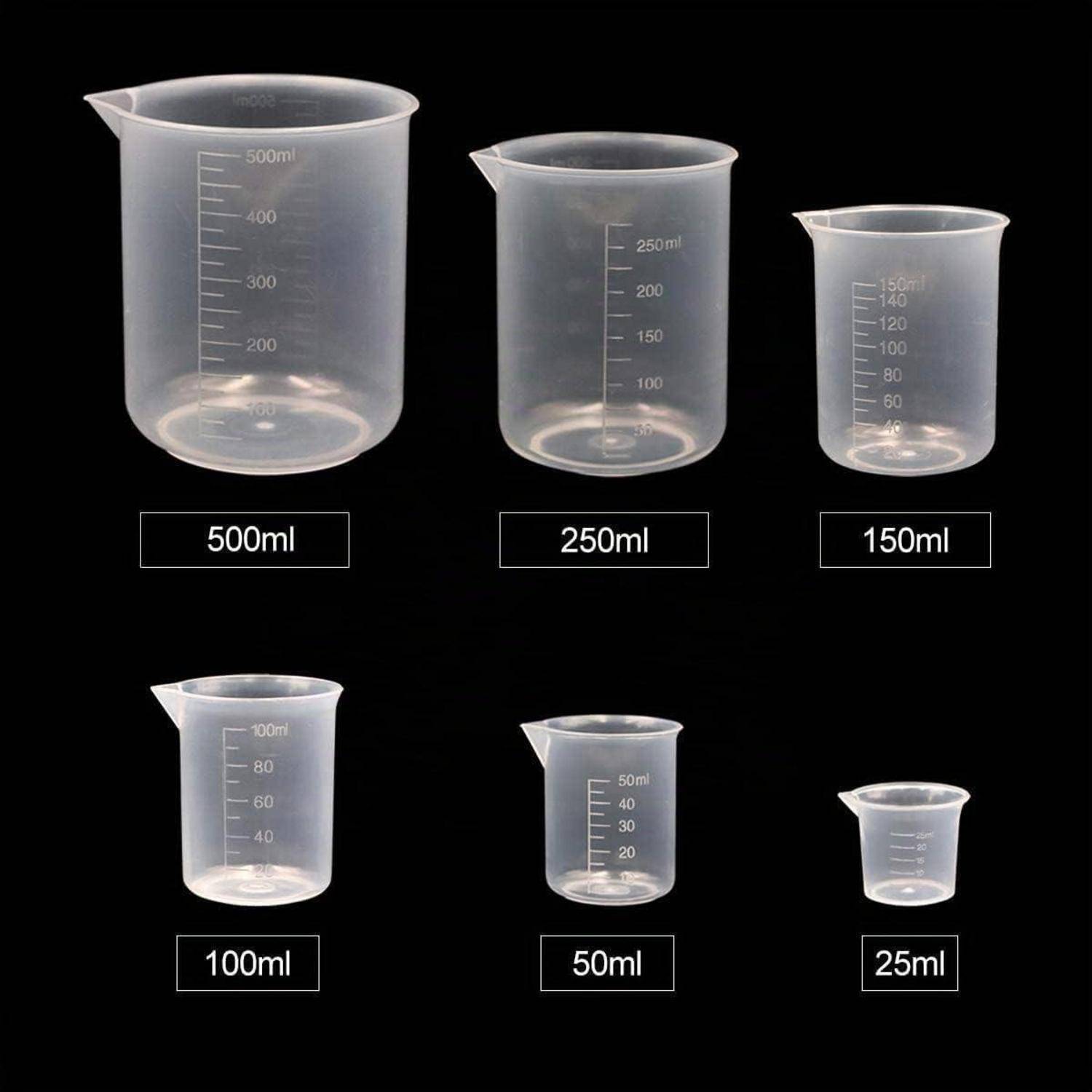 Sechs klare Kunststoff-Messzylinder auf schwarzem Hintergrund, beschriftet mit 500ml, 250ml, 150ml, 100ml, 50ml und 25ml.