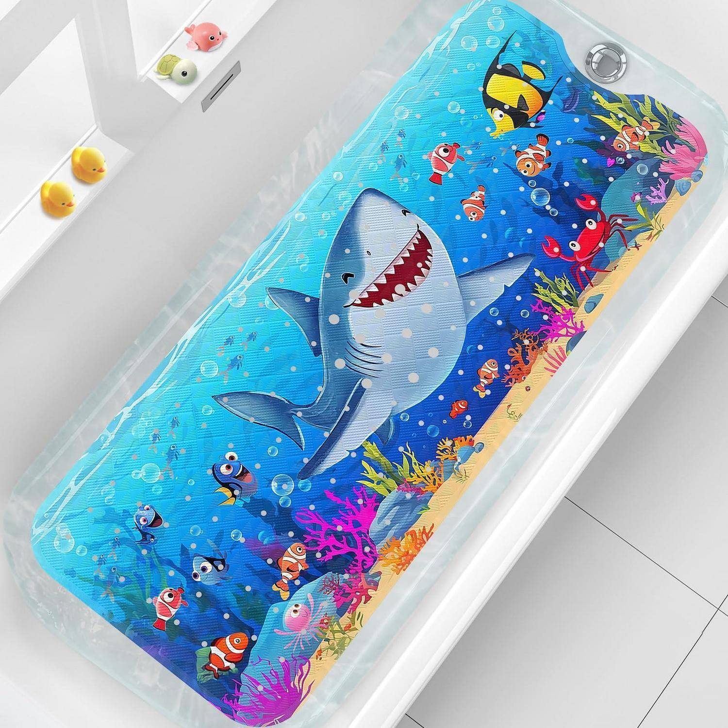 Leuchtend farbige Badezattermatte oder Wanneneinlage mit einem Cartoon-Hai und tropischen Fischen in einer Unterwasserszenerie in einer weißen Badewanne.