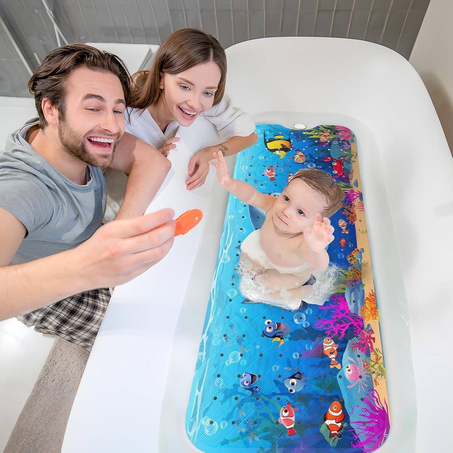 Lachende Eltern spielen mit einem Baby in einer kleinen aufblasbaren Badewanne, die mit bunten Fischen und Meeresbewohnern dekoriert ist.
