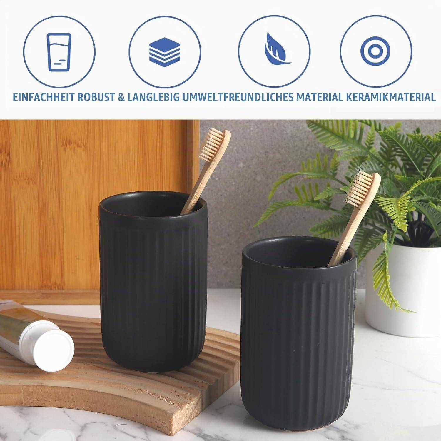 Zwei schwarze gerippte Keramikbecher mit Zahnbürsten, dargestellt als langlebige, umweltfreundliche Badezimmeraccessoires mit deutschen Feature-Symbolen oben.